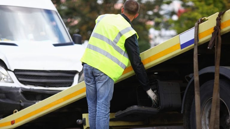 Tilt tray tow truck